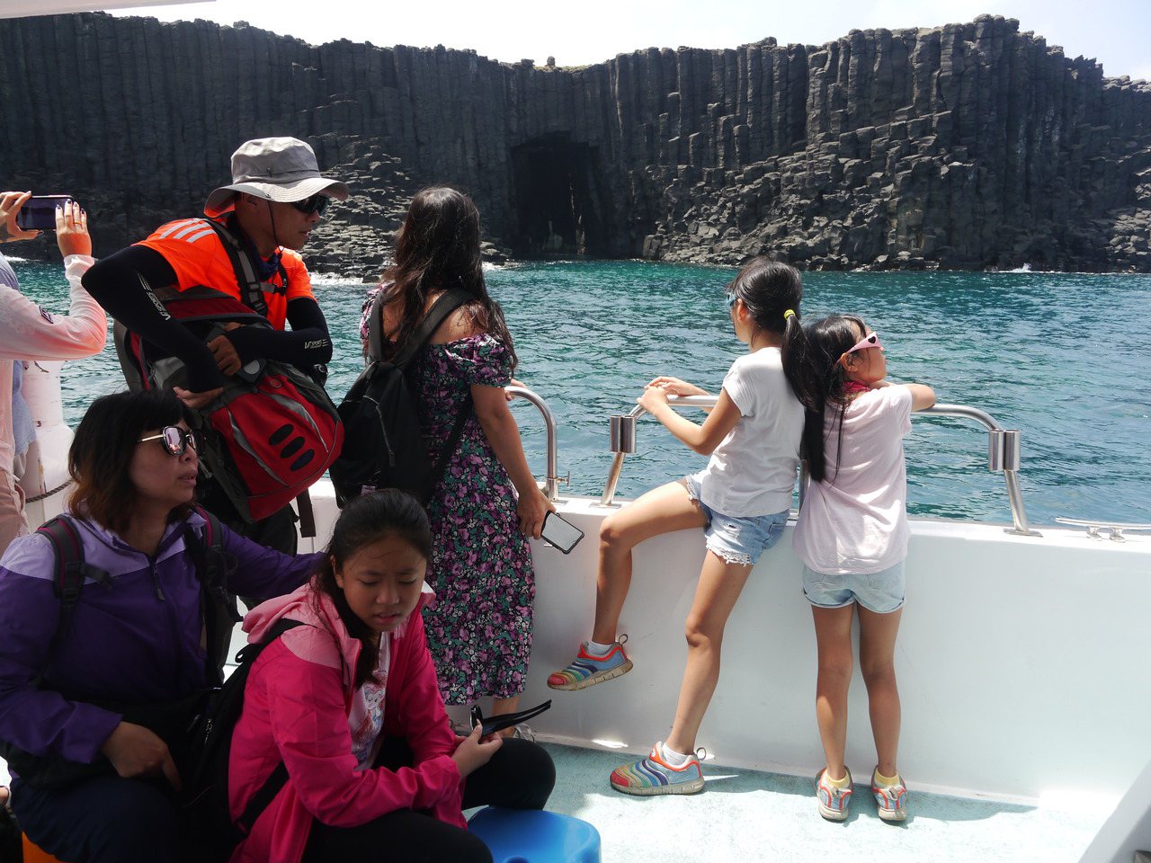 西吉嶼沒有碼頭，一般遊客不能登島，僅能從遊艇欣賞「藍洞」。 圖／徐白櫻 攝影