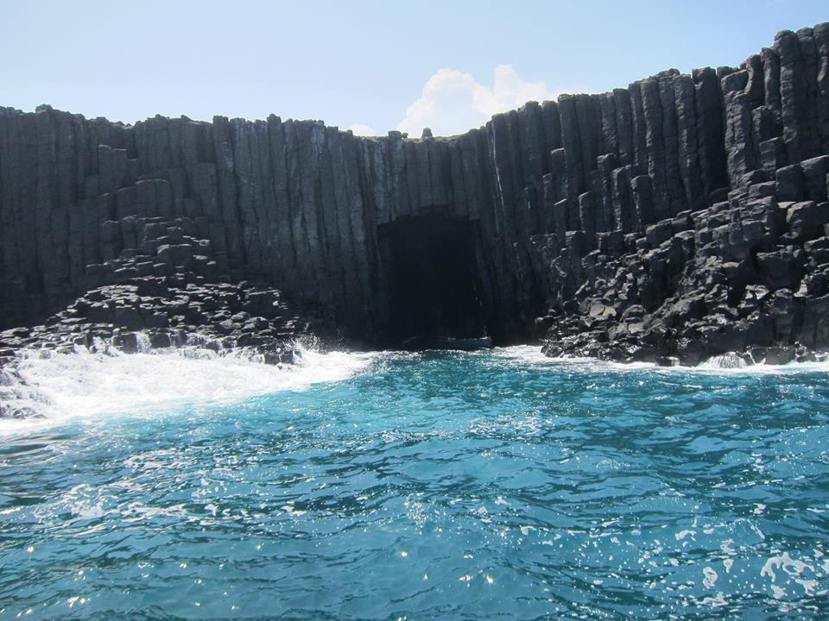 俗稱「灶籠」的藍洞是位於南方四島國家公園的西吉嶼，由天然玄武岩海蝕洞形成，每當陽...
