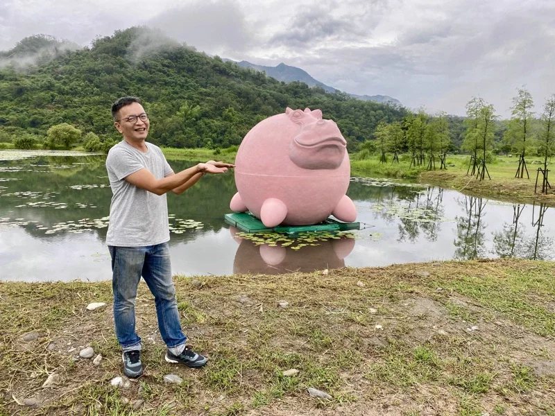雕塑家陳奕彰在鹿野的秘境新良濕地創作《粉紅河馬》。
 圖／宋健生 攝影
