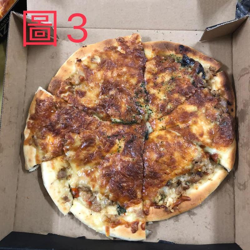 網友訂披薩打開一看竟發現每片都大小不一，讓他懷疑是「吃剩拼起來的？」圖擷自爆料公社