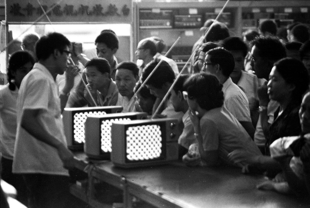 1981年，北京西單商場裡，販賣的黑白電視機。 圖／路透社