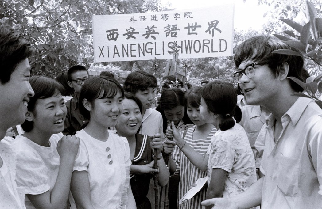 俞敏洪的教育事業崛起，也正搭上了中國80年代的學習熱潮。圖為中國的英語愛好者，在...