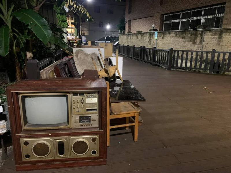 一名網友在自家樓下發現這台古董級電視機。 圖／翻攝自「爆廢公社」