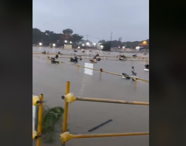 台南台積電廠區一處停車場因豪雨狂瀉而淹成「一片汪洋」。圖／擷取自抖音