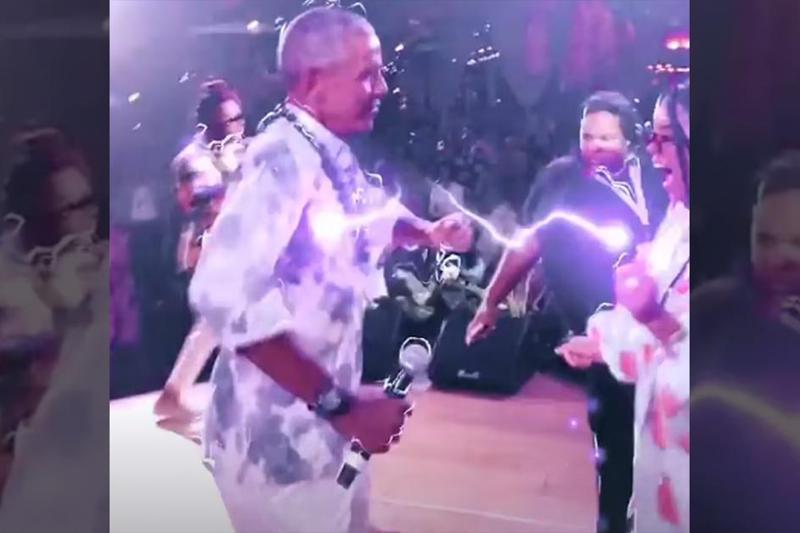 歐巴馬（左）在60歲生日派對上沒戴口罩，與女歌手H.E.R.尬舞。圖／取自Instagram
