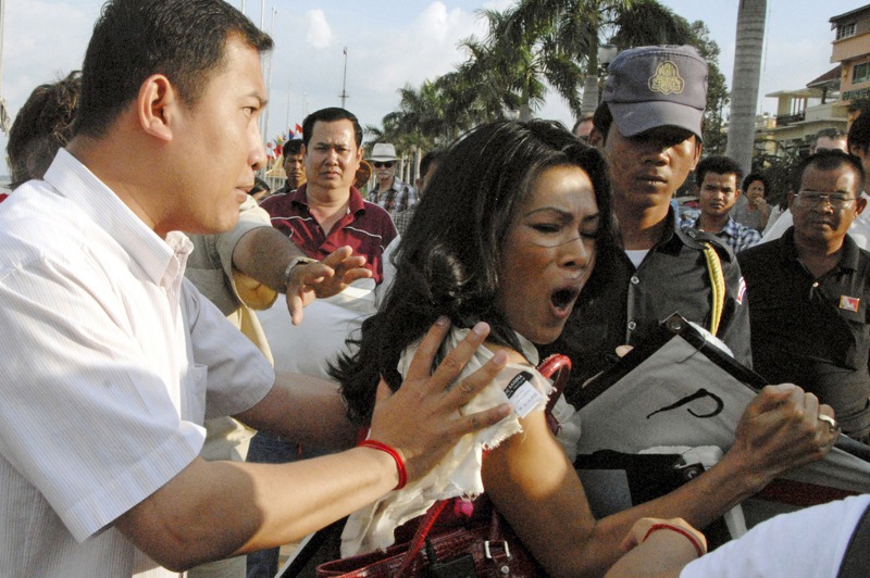 柬埔寨律師陳昇（中）2004年起自美返鄉，鼓吹民眾反抗政治及人權迫害。圖為她2012年在金邊的一場示威中，被便衣員警推擠。美聯社