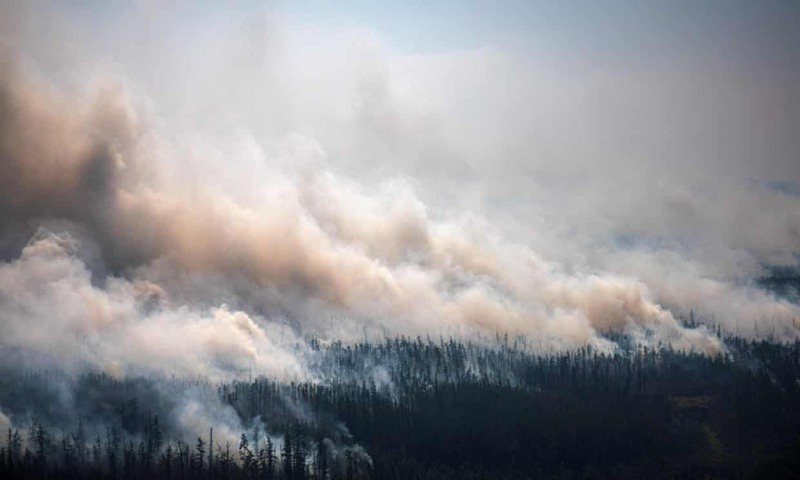 俄羅斯氣象監測機構「Rosgidromet」警告說，西伯利亞森林大火產生的煙霧近日於歷史上「首次到達北極」，再度為人類響起環境警訊。法新社