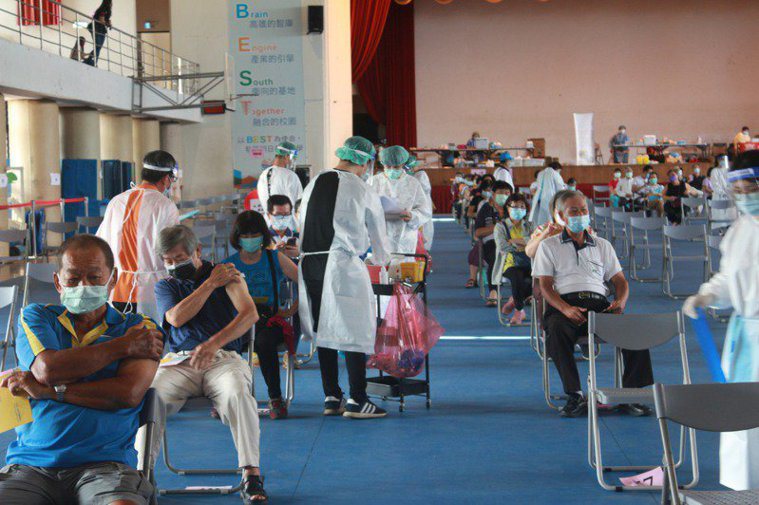 台灣新冠肺炎疫苗接種速度很快，明起將開始第五輪預約接種。本報資料照片
