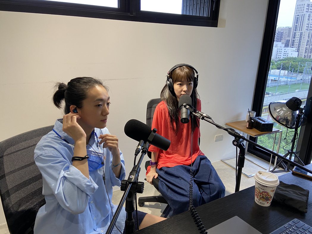 趙逸嵐（左）與路嘉欣錄製Podcast節目「阿路八」。圖／凱渥提供