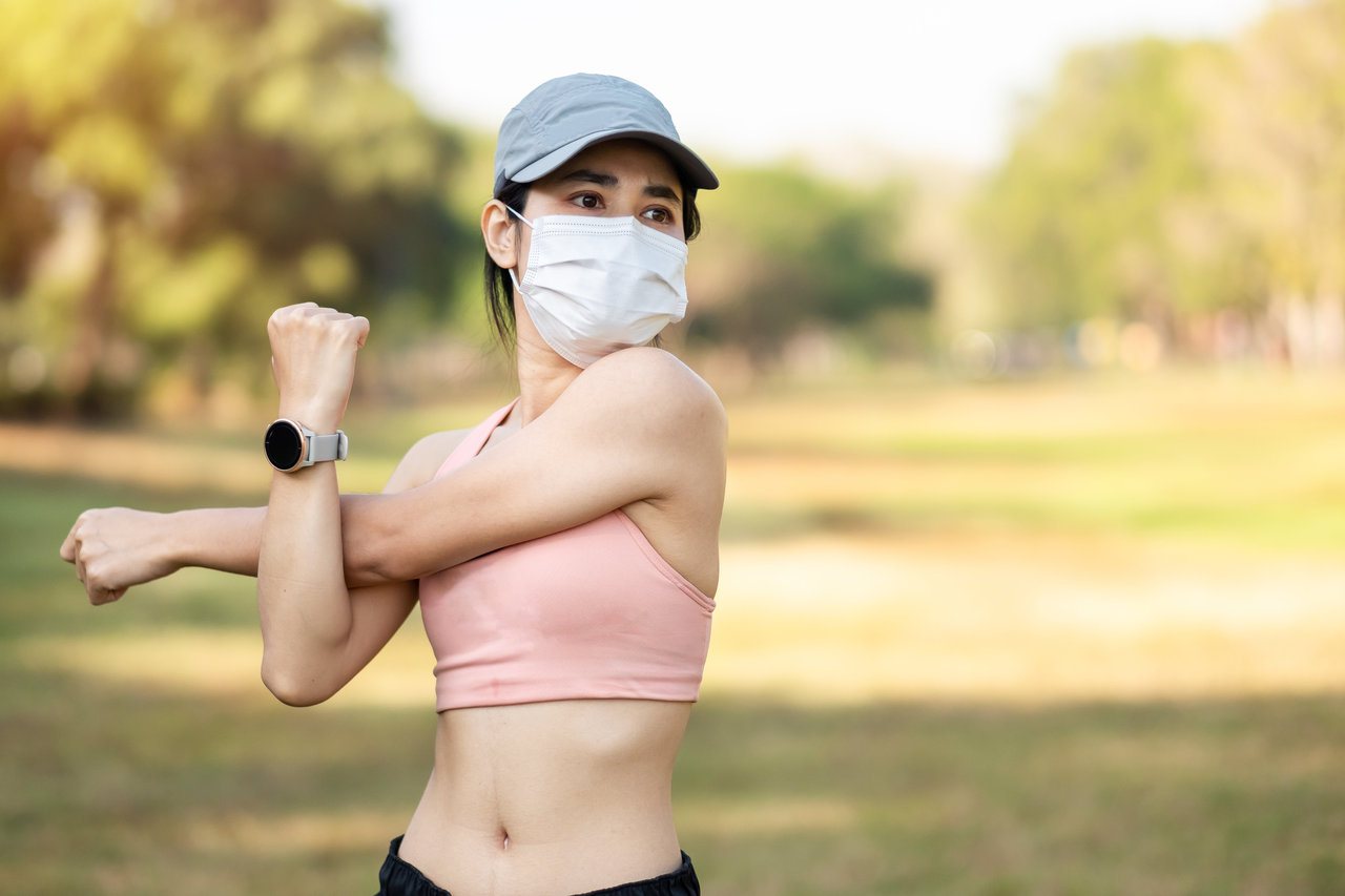 國健署提醒「戶外戴口罩運動」，要記得避開上午10點到下午4點間太陽直曬時間。圖／123RF