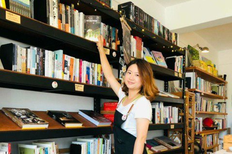 恆春鎮紅氣球書屋是南屏東唯一的獨立書局，來自各地的打工換宿小幫手，也被店主人的熱...