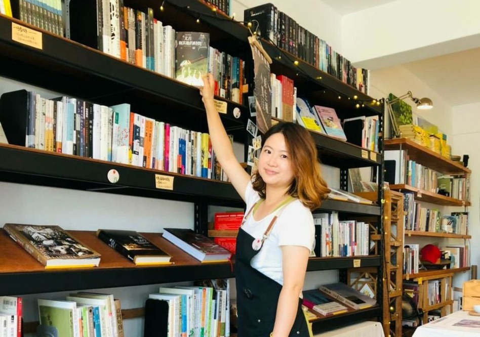 恆春鎮紅氣球書屋是南屏東唯一的獨立書局，來自各地的打工換宿小幫手，也被店主人的熱情感動。 圖／郭德慧提供