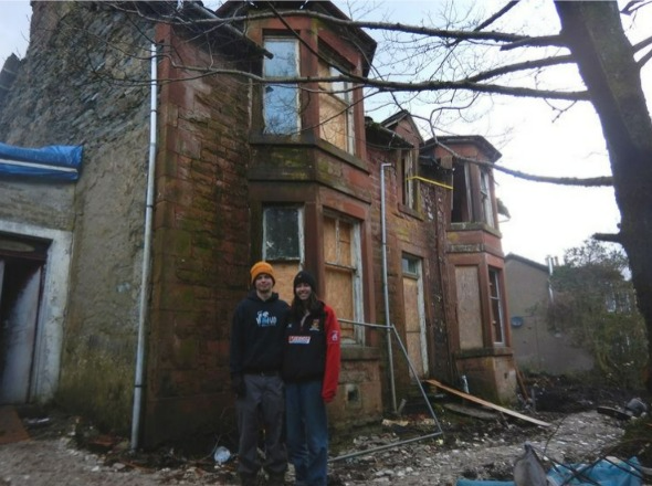年轻情侣「意外」标到一栋破房子。图／取自(photo:UDN)