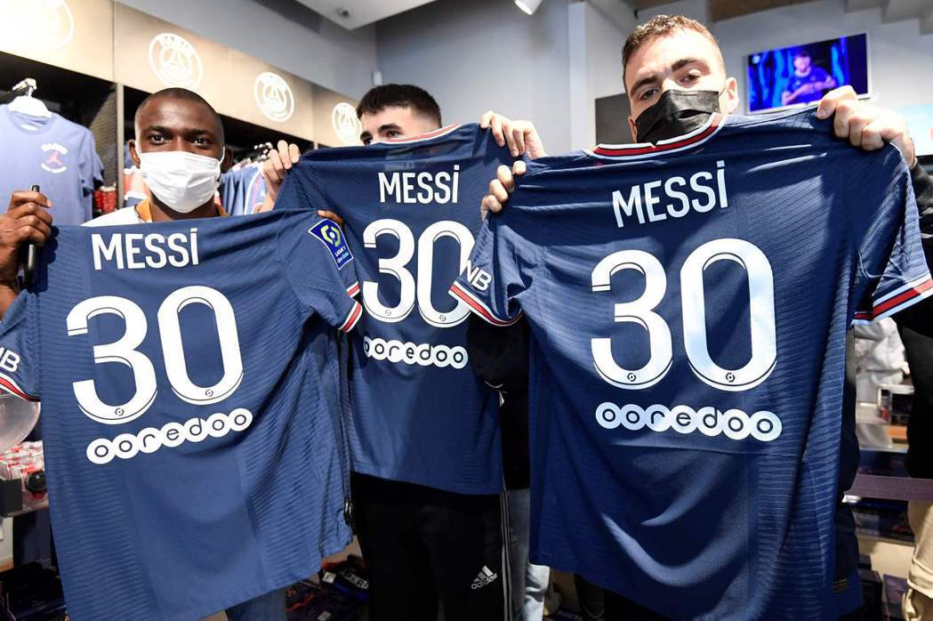 梅西的球衣號碼，確定選了自己剛出道時所穿的30號時，PSG官網商店與Nike旗下...
