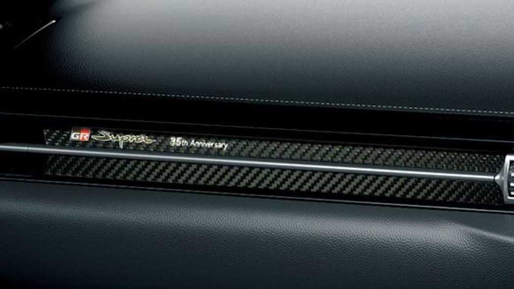 副駕駛座前方增添了鑲有35週年字樣的Carbon碳纖維飾板。 摘自Toyota