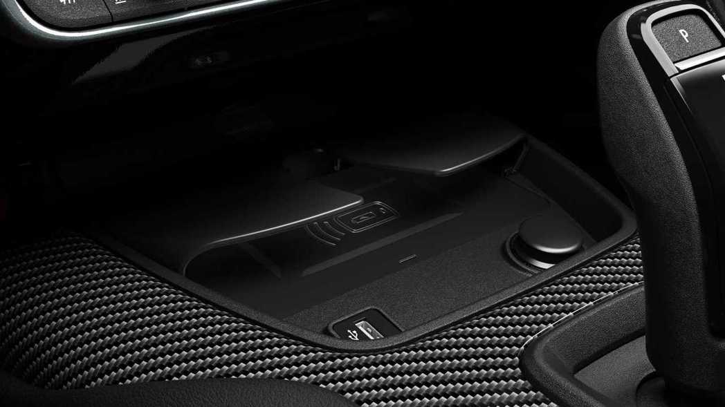 3.0T RZ車型配有手機無線充電板。 摘自Toyota