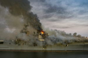 大火延燒中的好人理查號。圖／美國海軍檔案照