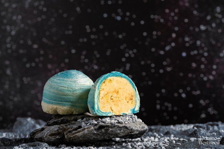 第3行星「香柚白豆沙蛋黃」象徵我們居住的地球，這也是命名由來。清爽甘甜的白柚搭配豐盈的鹹蛋黃，並使用少油、低糖的白豆沙，吃得到不膩口的清爽感。圖／Vivienne Westwood提供