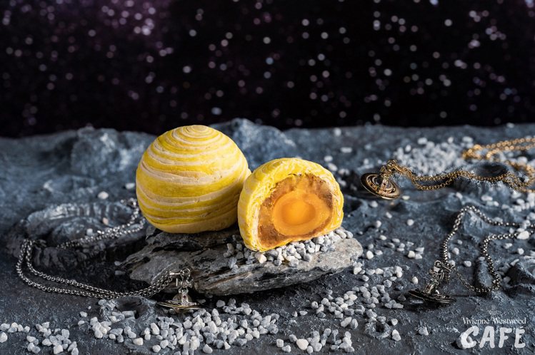 第83號土衛星「鳳梨XO醬蛋黃」則是重現Vivienne Westwood土星環標誌，內餡以酸甜的台灣金鑽土鳳梨配鹹蛋黃與XO醬，味道層次更豐富。圖／Vivienne Westwood提供
