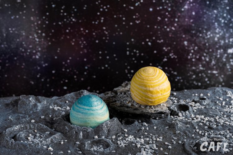 Vivienne Westwood Café漫旅星河Interstellar禮盒中共有兩種口味的星球酥，分別是第3行星「香柚白豆沙蛋黃」和暖褐與金黃色相輝映第83號土衛星「鳳梨XO醬蛋黃」。圖／Vivienne Westwood提供