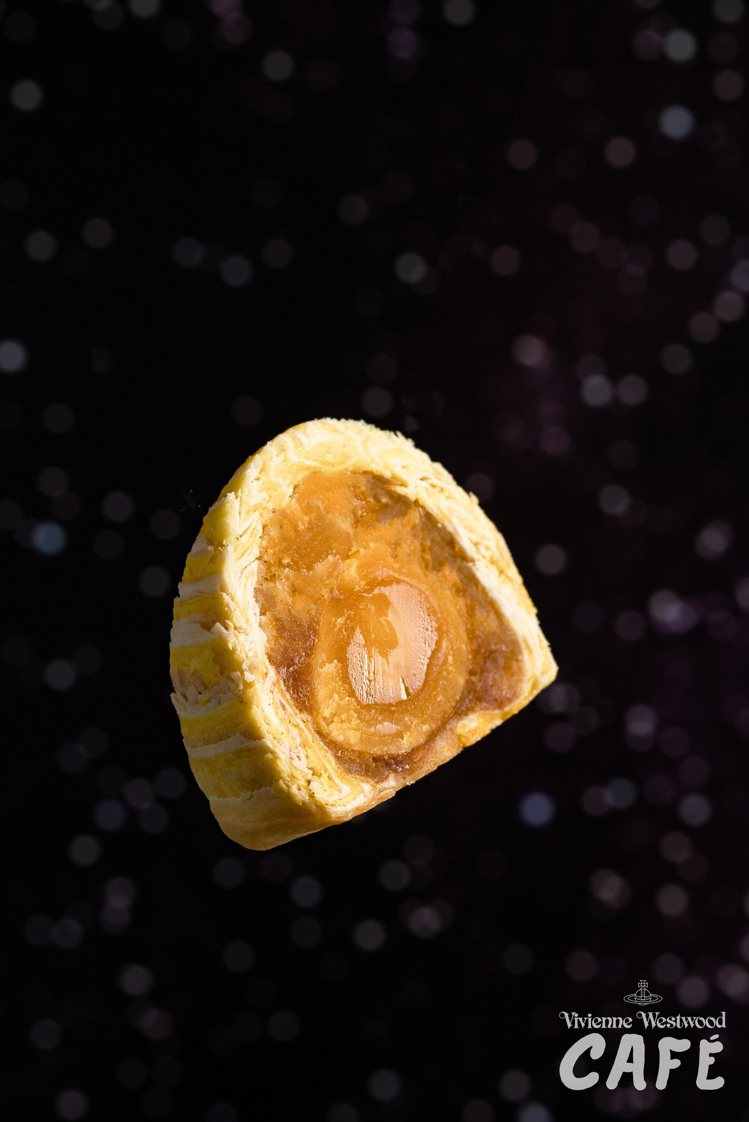 第83號土衛星「鳳梨XO醬蛋黃」內餡以酸甜的台灣金鑽土鳳梨配鹹蛋黃與XO醬，味道層次更豐富。圖／Vivienne Westwood提供