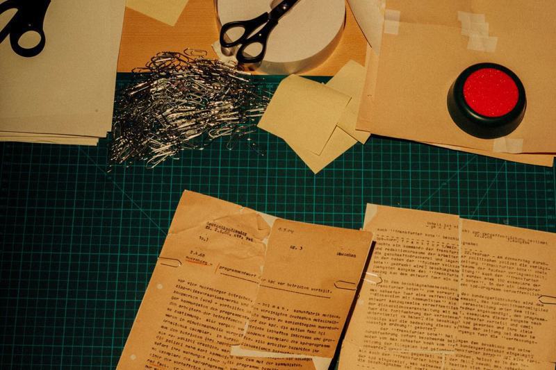 東德人民普遍遭到秘密警察監視，這些個人檔案大多被銷毀，但還有一部分僅被撕成大片，來不及銷毀，研究人員先按照紙張的顏色和筆跡分類，再一一比對拼回去。圖／取自紐約時報