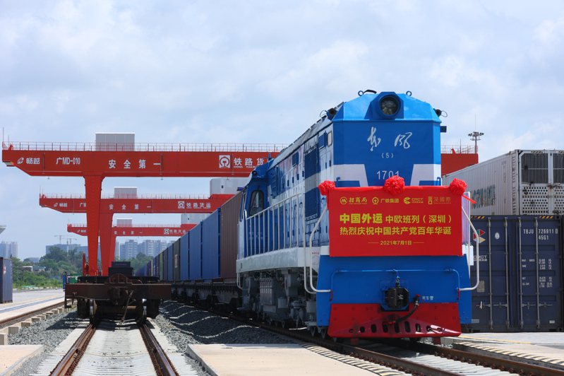 中國外運股份有限公司四列滿載貨物的中歐班列，日前開通「廣州增城--霍爾果斯--杜伊斯堡」新線路。圖為中歐班列從廣東深圳發出。（中新社）