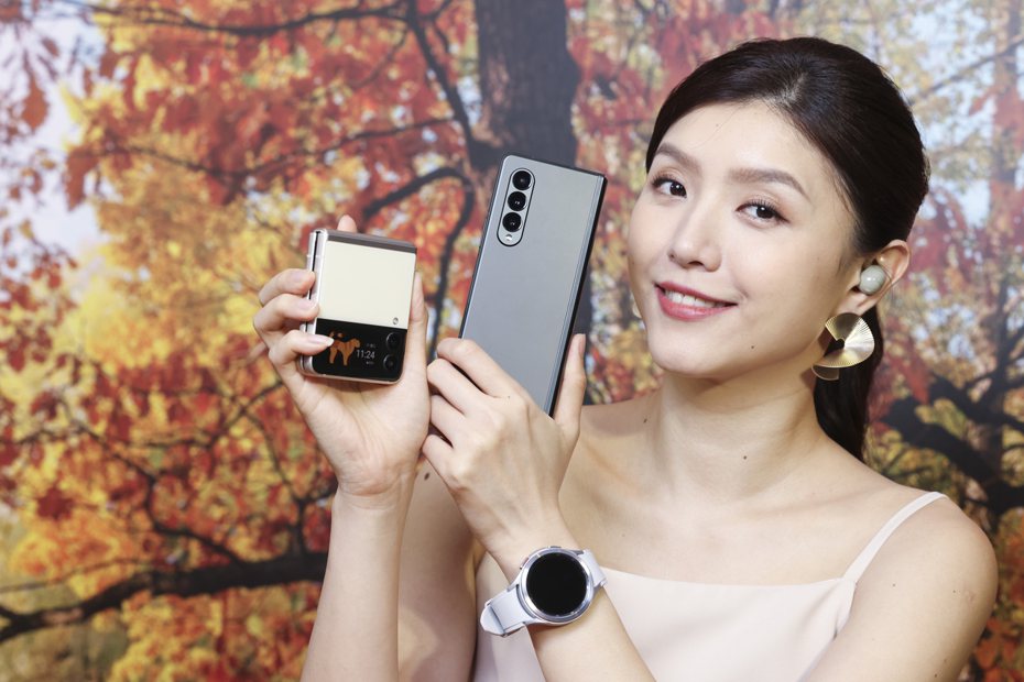 三星發表新一代摺疊旗艦機Samsung Galaxy Z Fold3 5G（圖右）、Samsung Galaxy Z Flip3 5G。記者王聰賢／攝影
