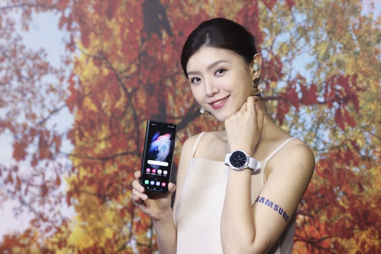 Samsung Galaxy Watch4 Classic具備實體旋轉不鏽鋼表圈...