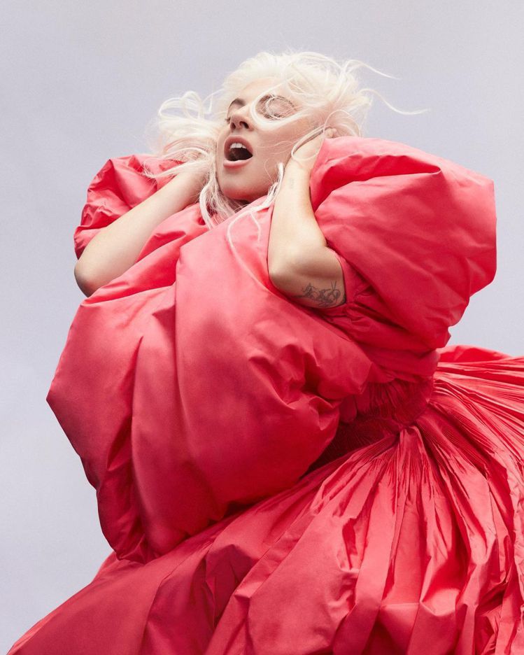 Lady Gaga代言VALENTINO香水形象廣告。圖／摘自VALENTINO...