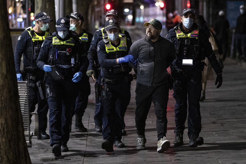 圖為澳洲警察逮捕參與反封城抗議的澳洲民眾。 圖／歐新社