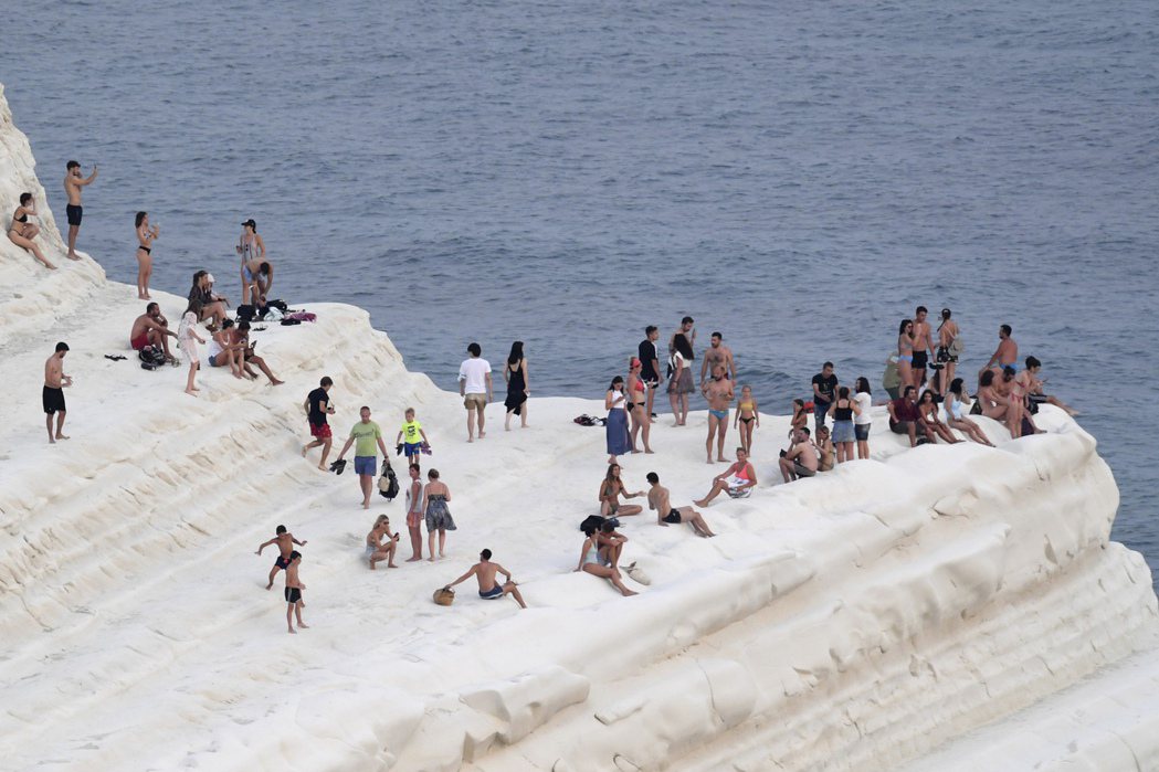 西西里島的敘拉古地區，8月份的歷史平均高溫只有31.3°C，雖然偶有熱浪侵襲，但...