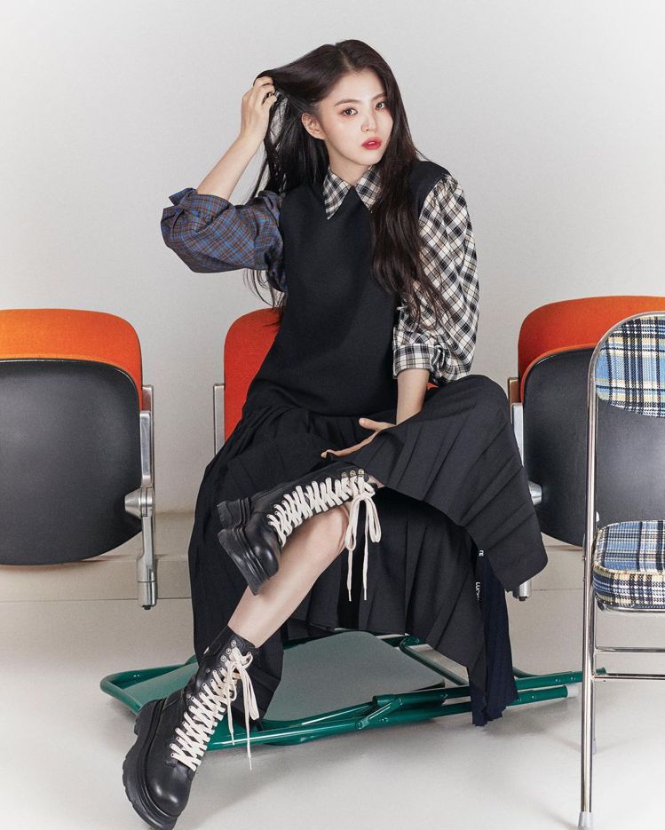 高顏值的韓韶禧詮釋韓國服裝品牌，展現學生俏麗風格。圖／取自IG @luckych...