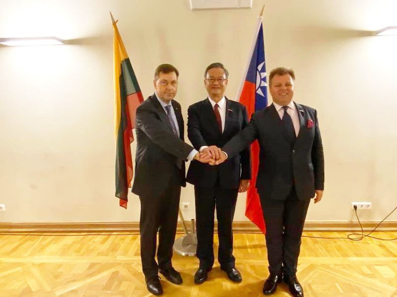 《中央社》刊出立陶宛外交部副部长艾德梅纳斯（Mantas Adomėnas，右）的專訪後不久，北京即宣布召回駐立陶宛大使。 （Facebook@Adomenas）