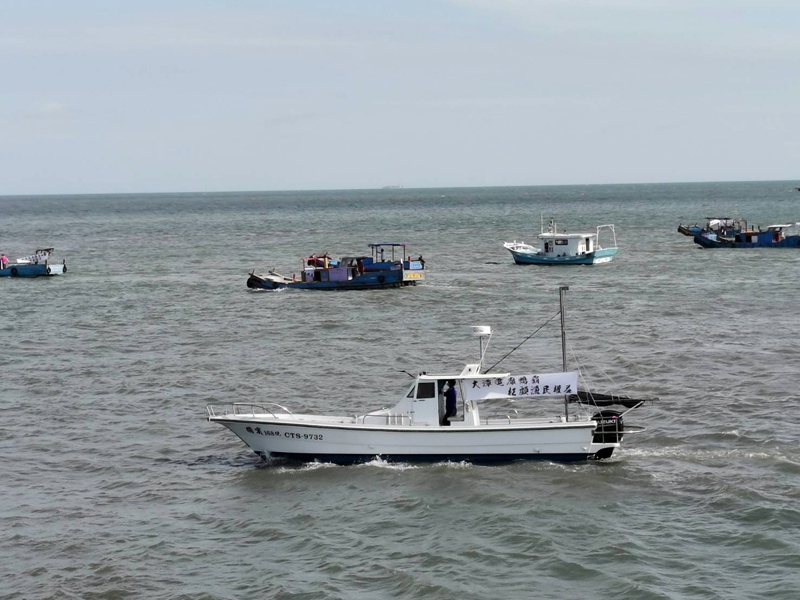桃園市桃園區漁會漁民120多艘漁船浩蕩出海向大潭電廠抗議。記者曾增勳／攝影