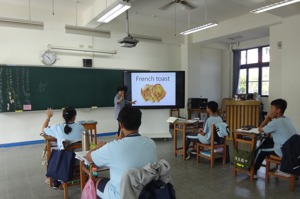 台南市教育局長鄭新輝表示，後港國中停辦前，全校學生數僅剩10人。圖／後港國中提供