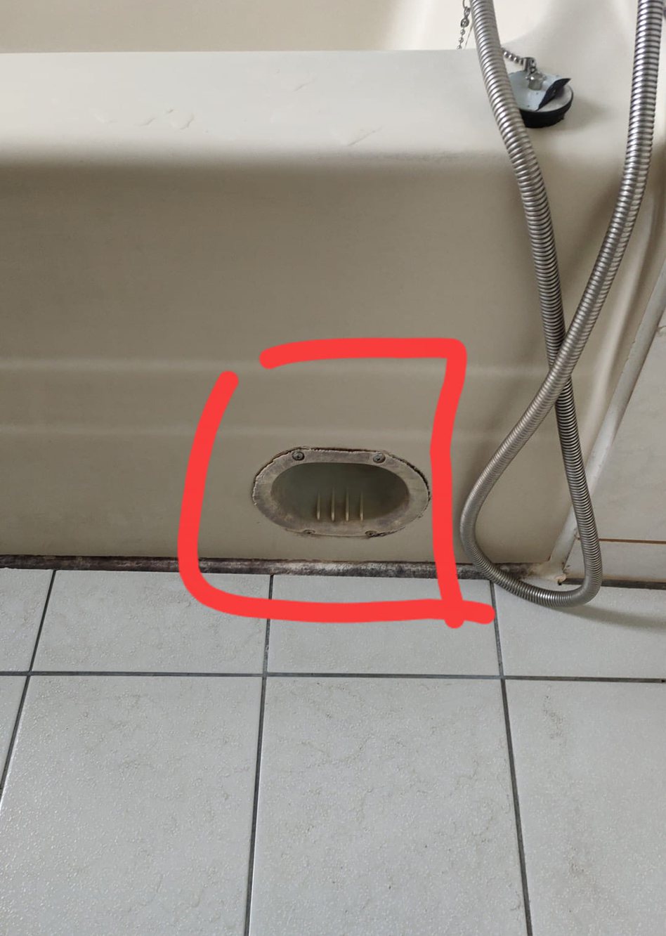 一名女網友發現家中浴缸外側有一個小凹槽，讓她好奇有什麼用途。 圖／翻攝自「裝潢DIY研究室」