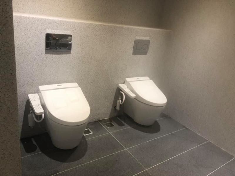 一名女網友在一處會館的公廁裡，看到兩個馬桶放在一起的畫面，讓她有了害羞的想法。 圖／翻攝自「房屋萬事通公社」