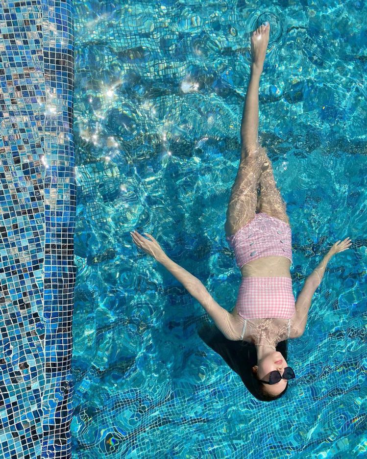 Jessica的超美泳池照拍得相當用心，簡直是房地產豪宅廣告。圖／IG