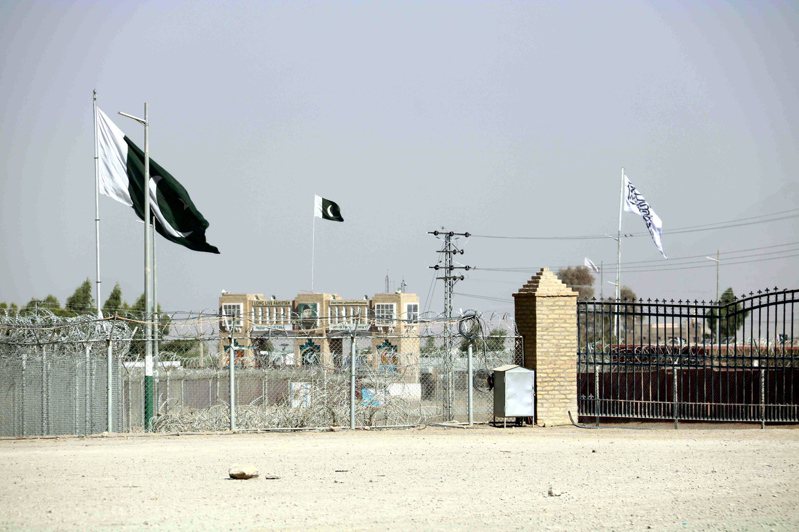 由于阿富汗安全局势恶化，丹麦将暂时关闭驻喀布尔大使馆并撤离工作人员。图为巴基斯坦旗帜（左）和阿富汗神学士组织旗帜（右）在巴国侧边境城镇查曼飘扬。 欧新社(photo:UDN)