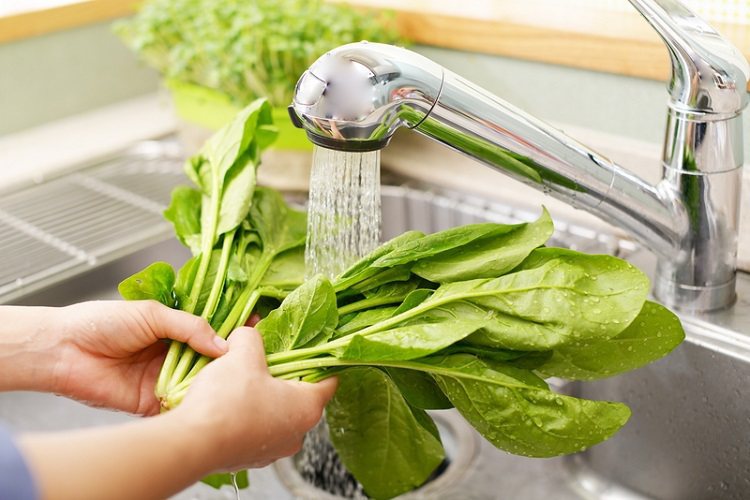 正確清洗蔬菜 避免農藥入口。圖／常春月刊提供