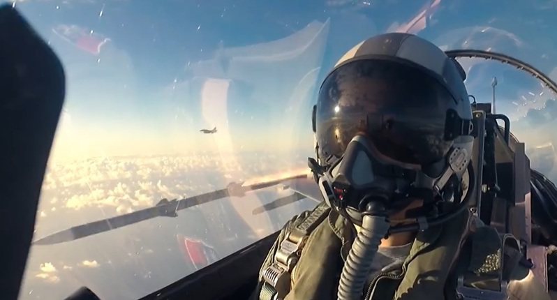 明日是空軍「八一四勝利」84週年，空軍製作影片紀專輯，披露空軍戰訓實況，片中F-16V戰機發射美造AIM-120中程空對空飛彈的畫面罕見曝光。圖／中華民國空軍臉書粉專影片