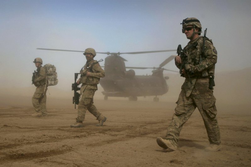 美國拜登政府決意從阿富汗撤軍，獲跨黨派的民意支持，但阿富汗局勢急轉直下，加深了美國輸掉阿富汗的印象。美聯社