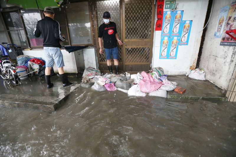 日前南部豪雨，大水淹進居民家中，所受財物損失可申請稅捐減免。圖／聯合報系資料照片