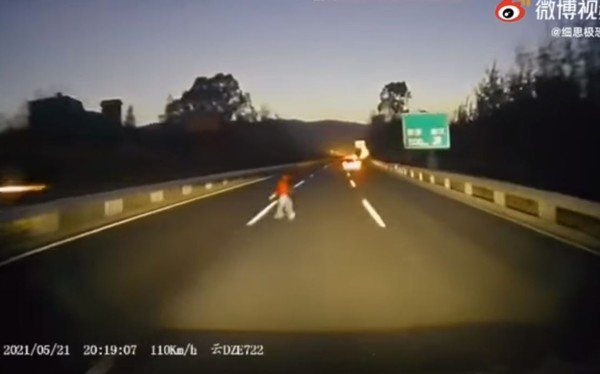 網友在臉書社團分享影片，是一名駕駛晚上行經高速公路時，突然在路中間出一名身穿紅衣的孩子。 圖／靈異公社