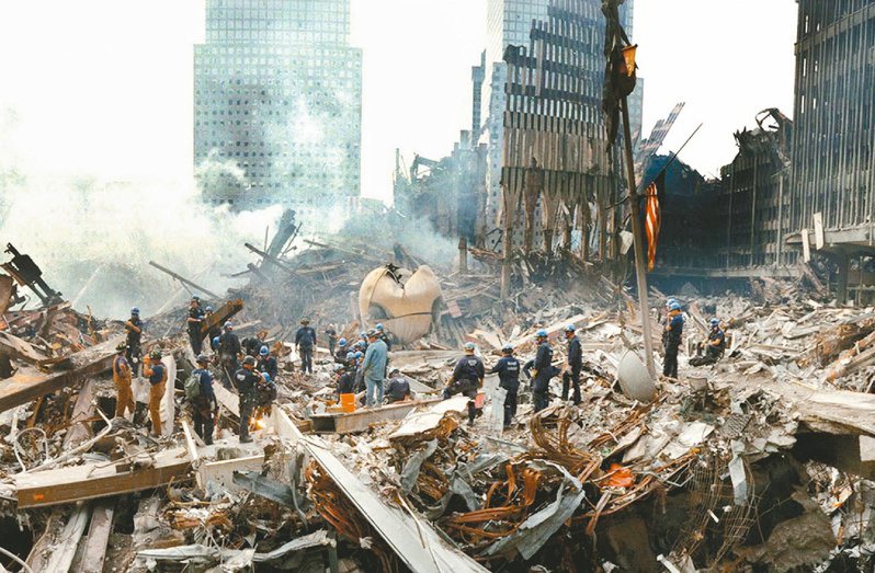 图为2001年911事件发生时，美国纽约世贸双子星大楼地面的断垣残骸景象。路透(photo:UDN)