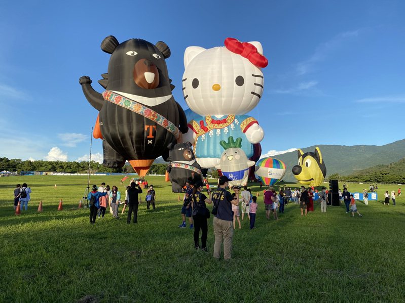 七夕情人節觀光局「喔熊」和HELLO KITTY熱氣球彷彿牽手依偎著。記者施鴻基／攝影
