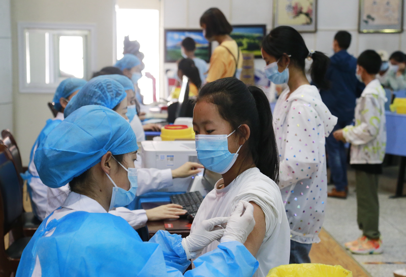 图为中国大陆青海省西宁市8月13日在一所中学内为学生接种新冠疫苗。中新社(photo:UDN)