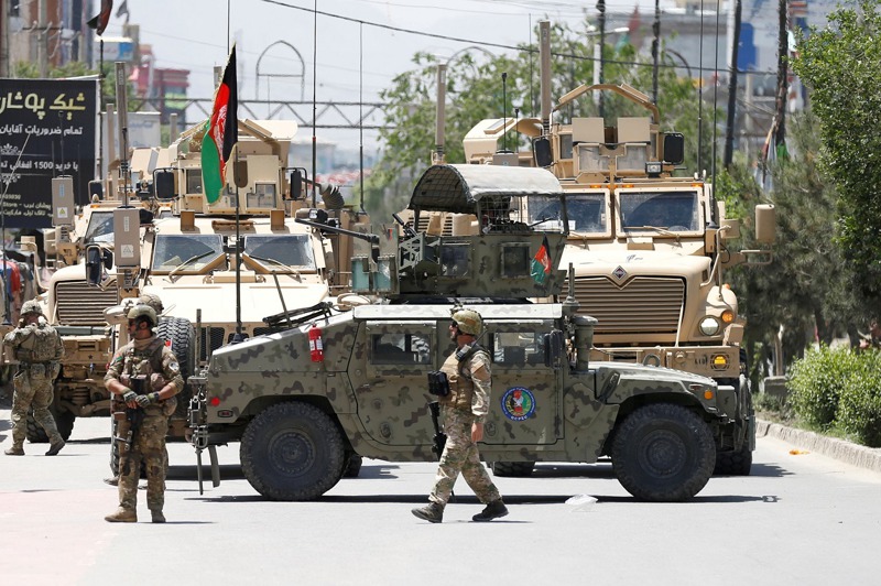 阿富汗政府軍之所以分崩離析，徵兆早在美國總統拜登宣布美軍將於9月11日撤退之前的5月底至6月初就開始。路透