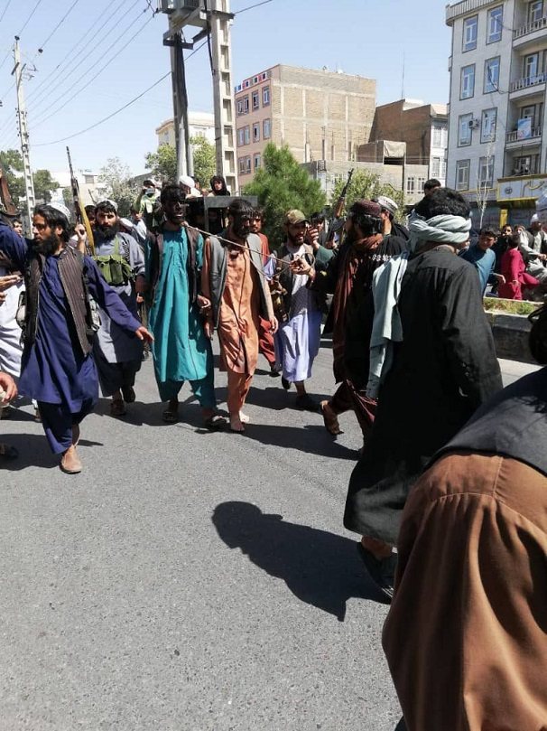 富汗记者萨维利（Bilal Sarwary）取得的照片可见，被神学士武装枪手指控是小偷的男子们整张脸庞都被涂成黑色以示羞辱，脖子更被一个绞索套着带去游街示众。画面翻摄：Twitter/bsarwary(photo:UDN)